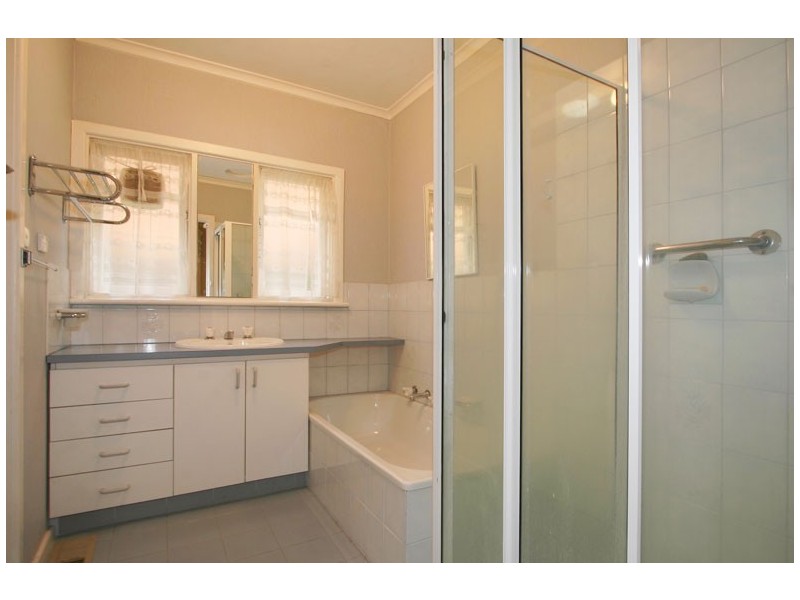 6 CLONMORE AVENUE, Beaumaris VIC 3193