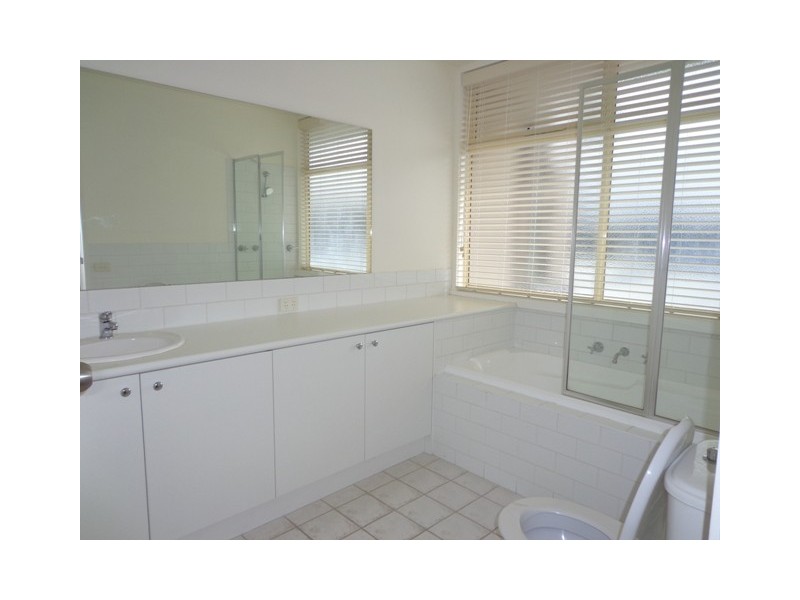 8/3 MANIKATO AVENUE, Mordialloc VIC 3195