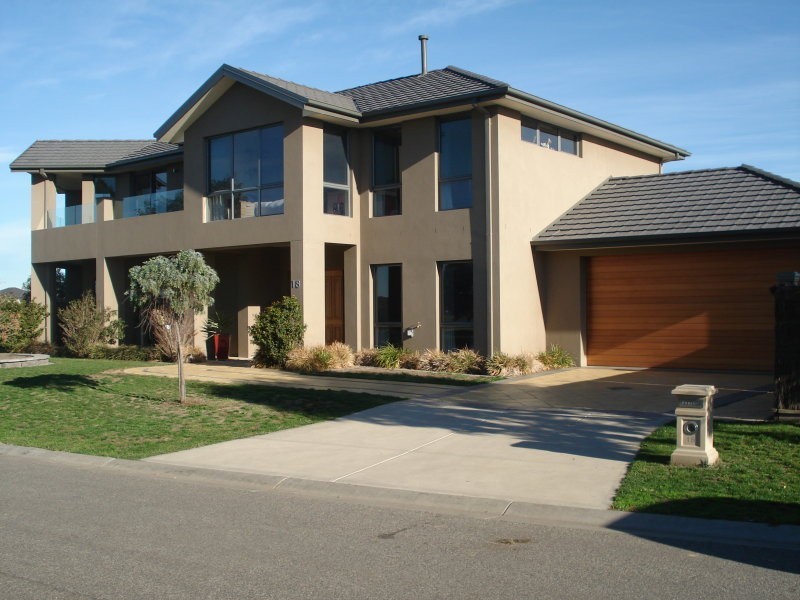 18 WATERSIDE DRIVE, Waterways VIC 3195