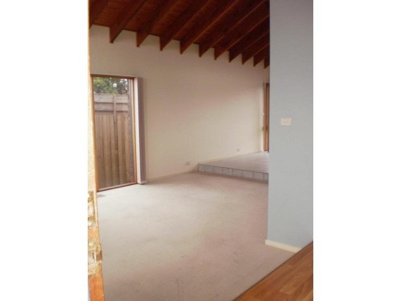 2/18 MCKAY STREET, Parkdale VIC 3195