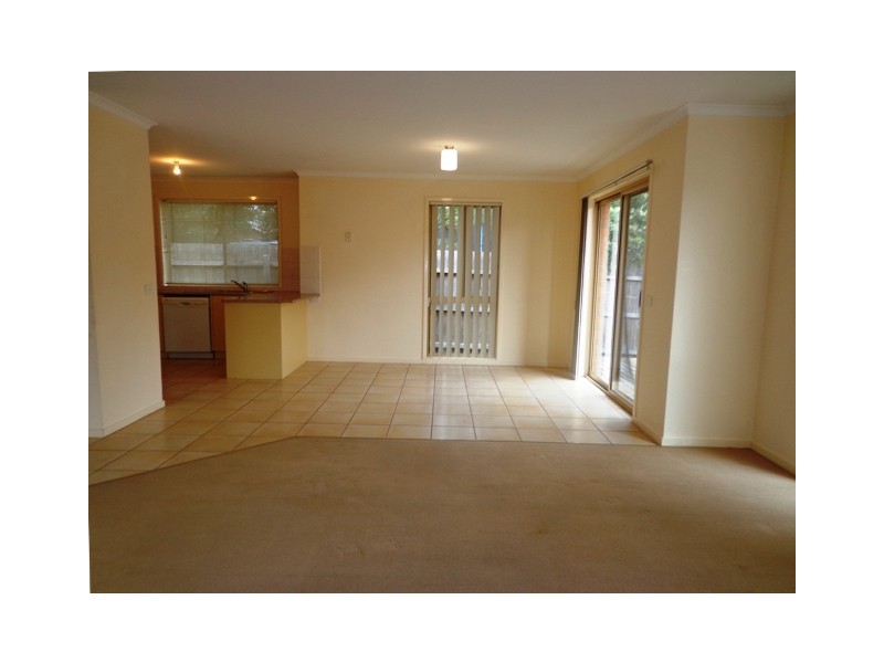 2/2 MOLESWORTH CRESCENT, Seaford VIC 3198