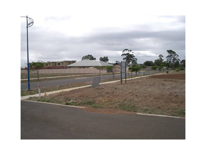 4 Seacrest Walk, St Leonards VIC 3223