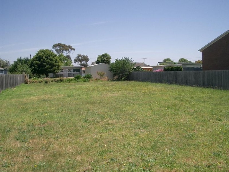 26 Coatsworth Ave, St Leonards VIC 3223