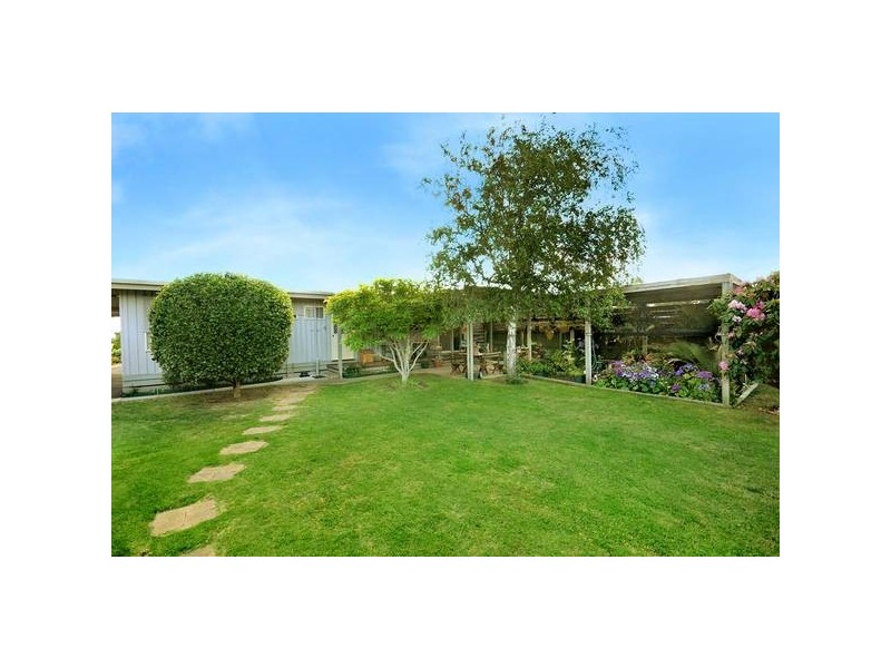 11 Mouchmore Avenue, St Leonards VIC 3223