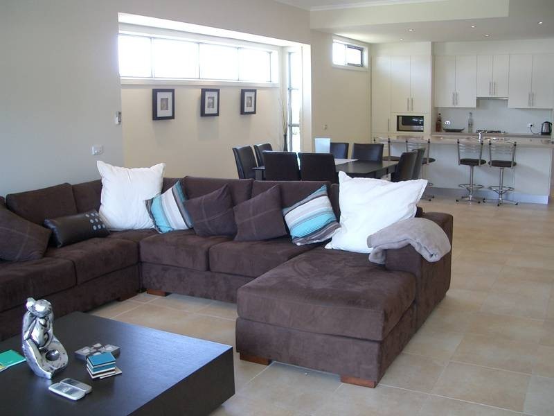 2/27 BAYSIDE AVENUE, St Leonards VIC 3223