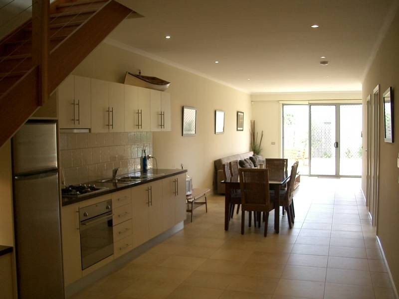 2/27 BAYSIDE AVENUE, St Leonards VIC 3223