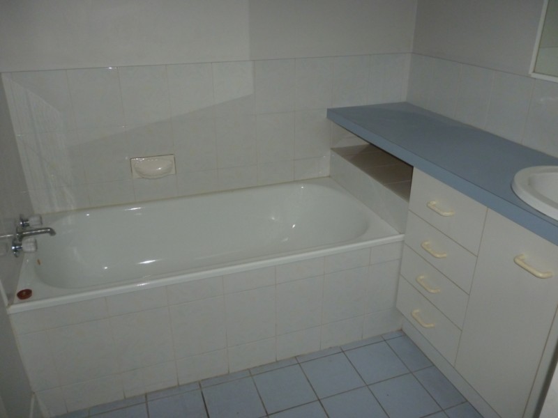 2/1 Palm Avenue, Raceview QLD 4305