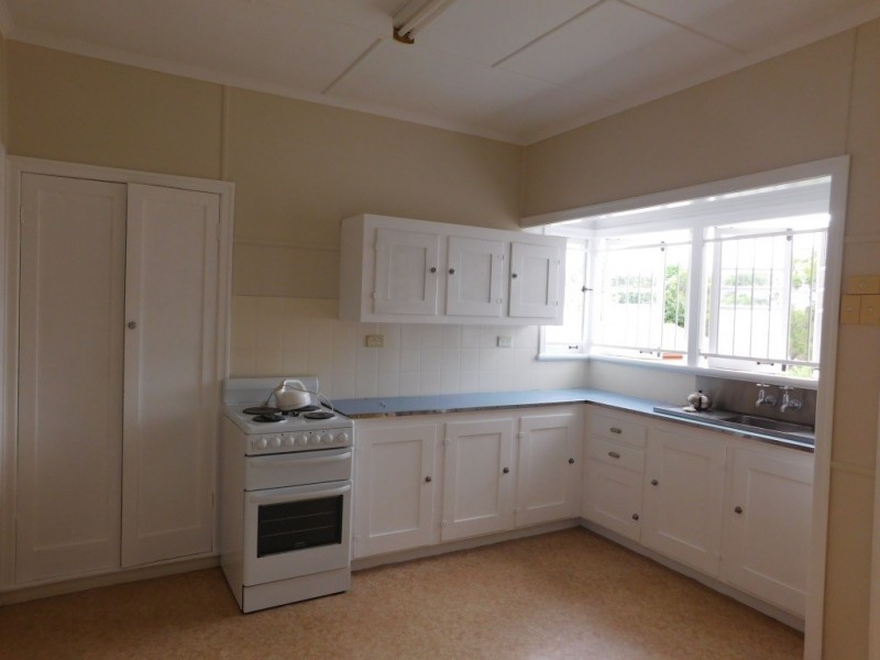 8 Thurso Street, North Booval QLD 4304