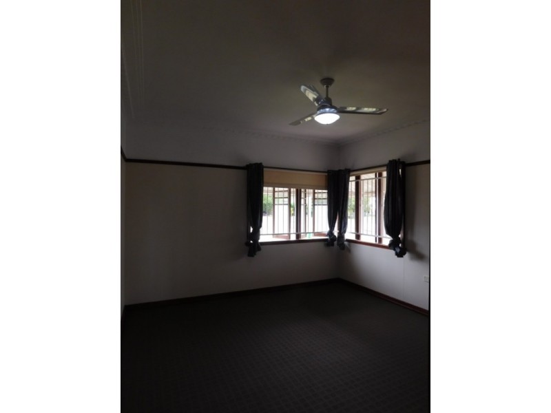 8 Thurso Street, North Booval QLD 4304