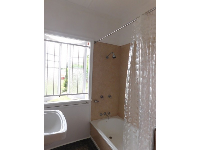 8 Thurso Street, North Booval QLD 4304