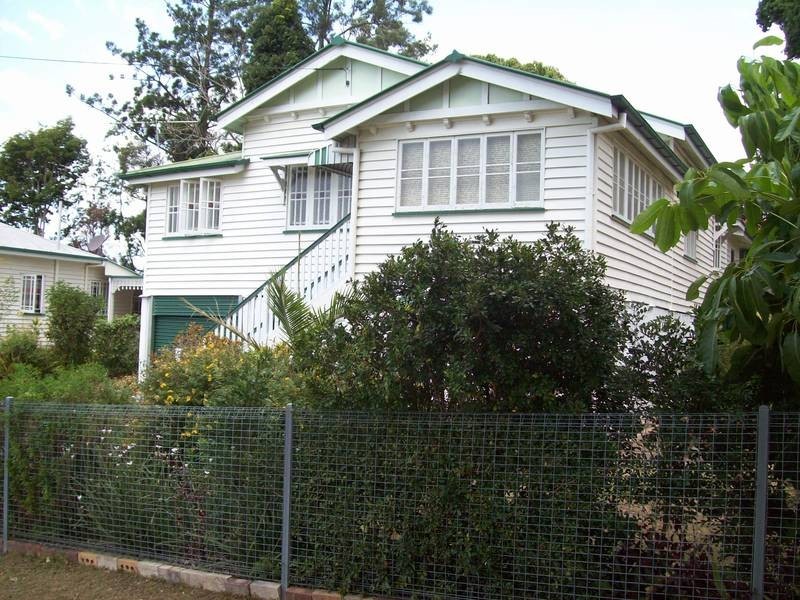 3 Chelmsford Avenue, Ipswich QLD 4305