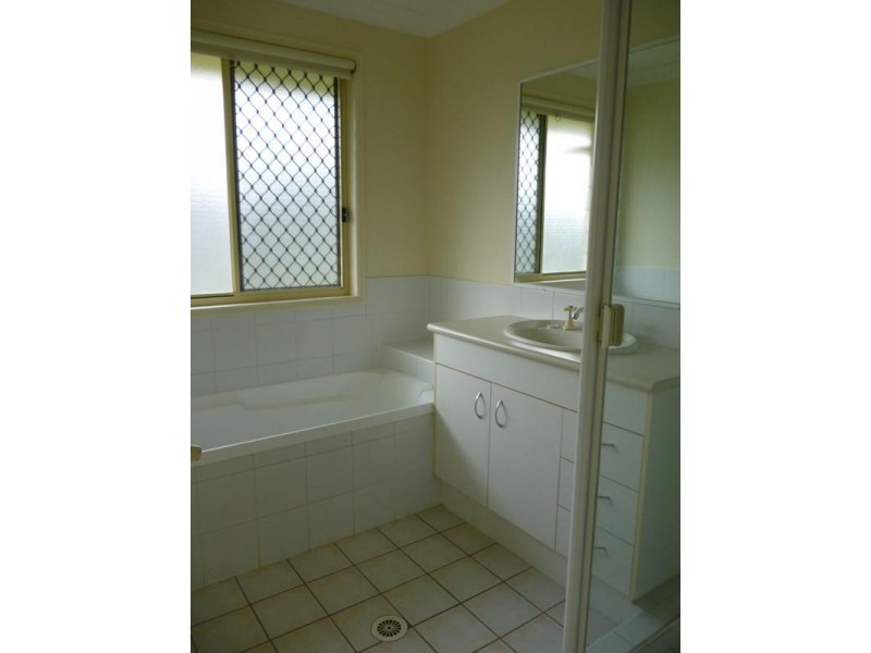 8 Kathleen Place, Yamanto QLD 4305