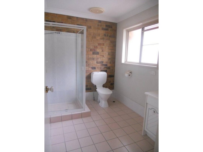 2/4 Roderick Street, Ipswich QLD 4305