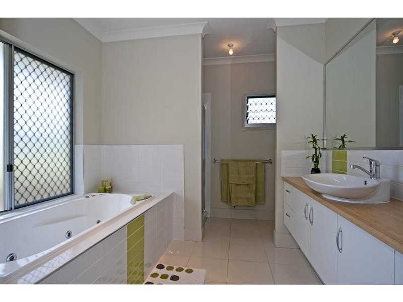 27 Ivory Close, Peak Crossing QLD 4306