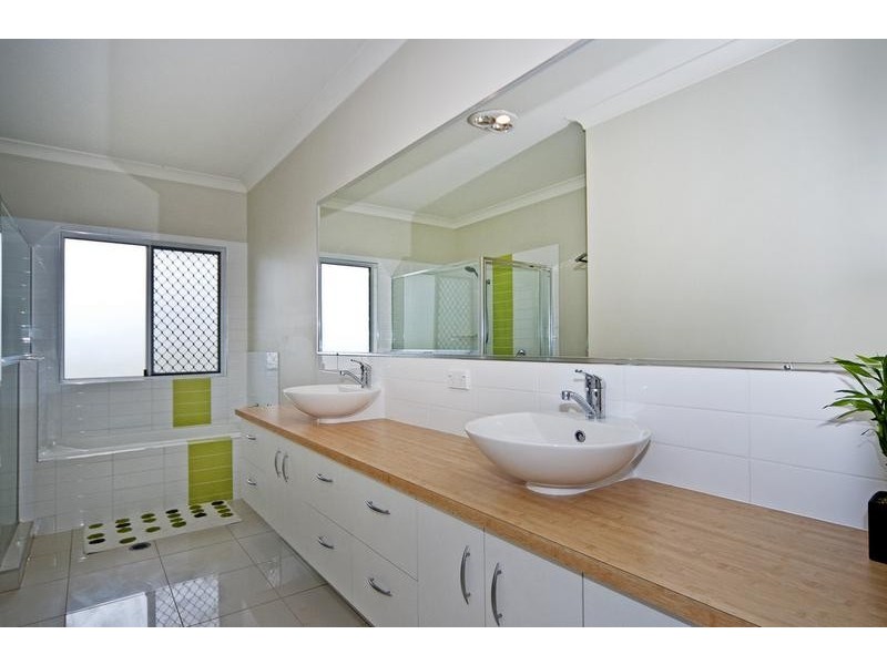 27 Ivory Close, Peak Crossing QLD 4306