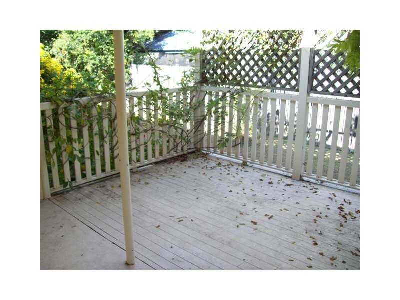 11 Petrie Street, Leichhardt QLD 4305