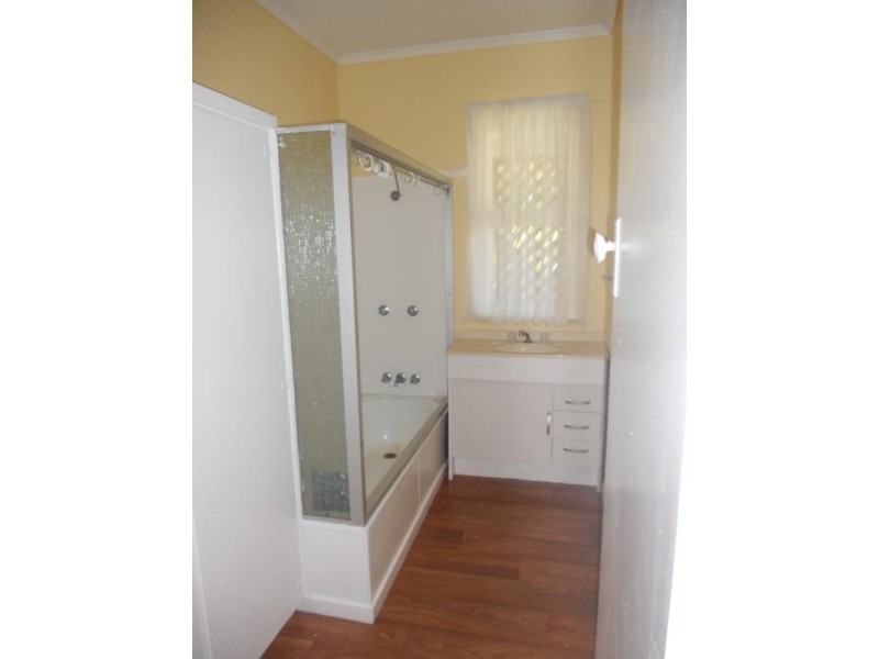 27 Blaxland Street, Eastern Heights QLD 4305