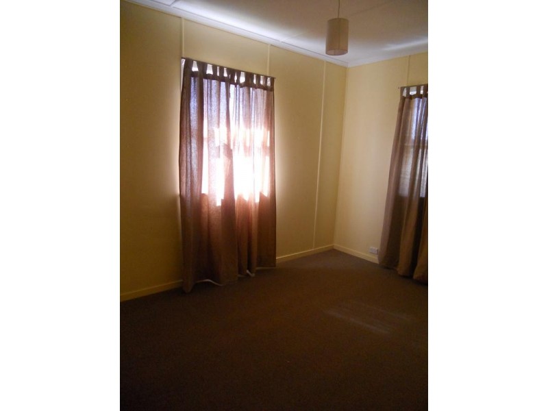 27 Blaxland Street, Eastern Heights QLD 4305