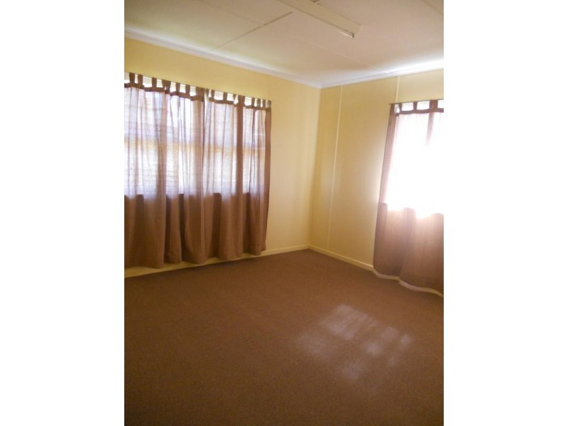 27 Blaxland Street, Eastern Heights QLD 4305