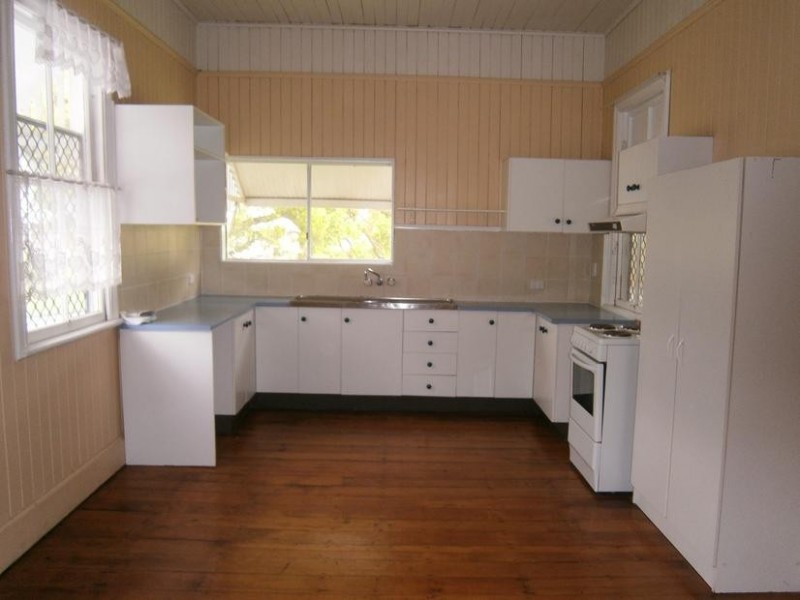 16 Clifton Street, Booval QLD 4304