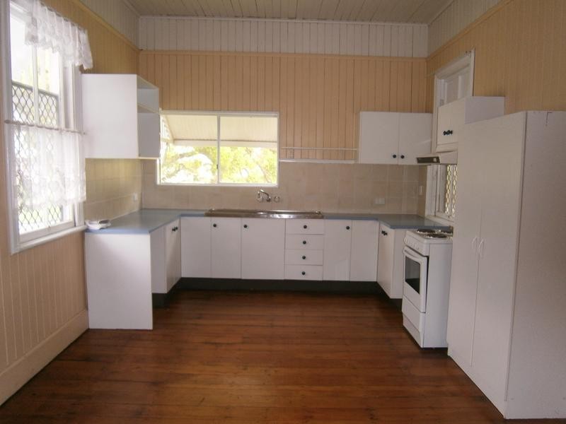 16 Clifton Street, Booval QLD 4304