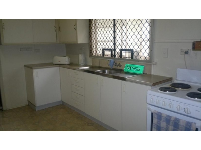 13 Cambridge Street, Silkstone QLD 4304