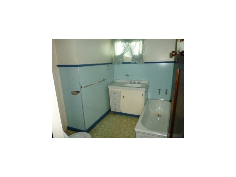 2 Railway Street, Booval QLD 4304