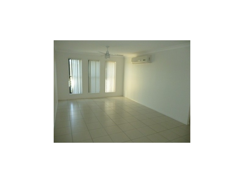 1/12 Nike Ct, Wulkuraka QLD 4305