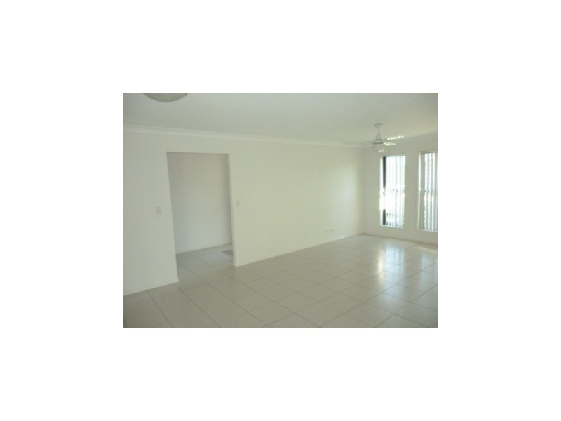 1/12 Nike Ct, Wulkuraka QLD 4305