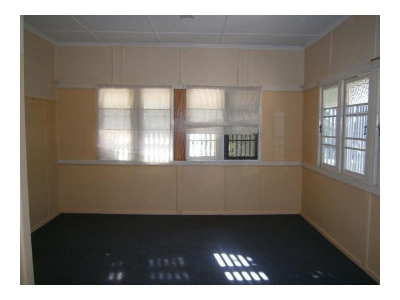 3 Robertson Road, Eastern Heights QLD 4305