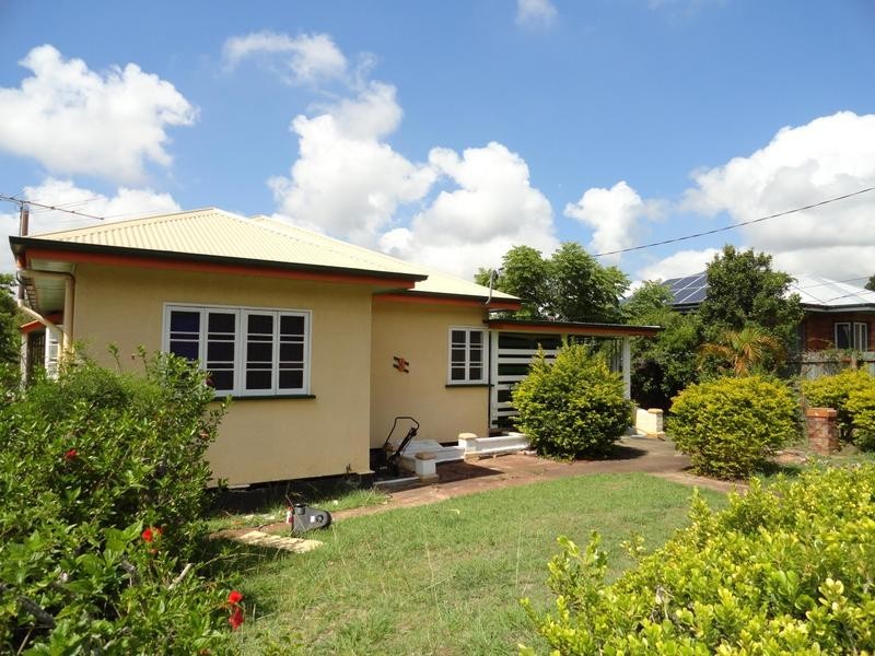 3 Robertson Road, Eastern Heights QLD 4305