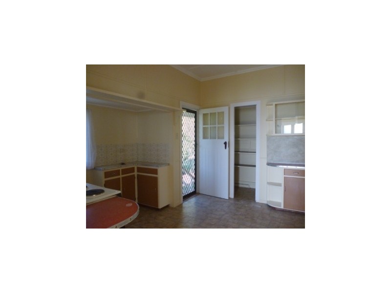 2A Railway Street, Booval QLD 4304