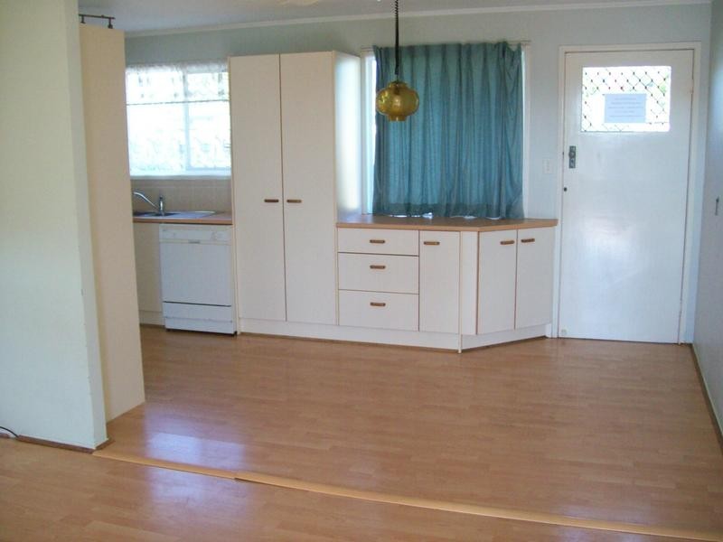 8 Pine Street, Flinders View QLD 4305