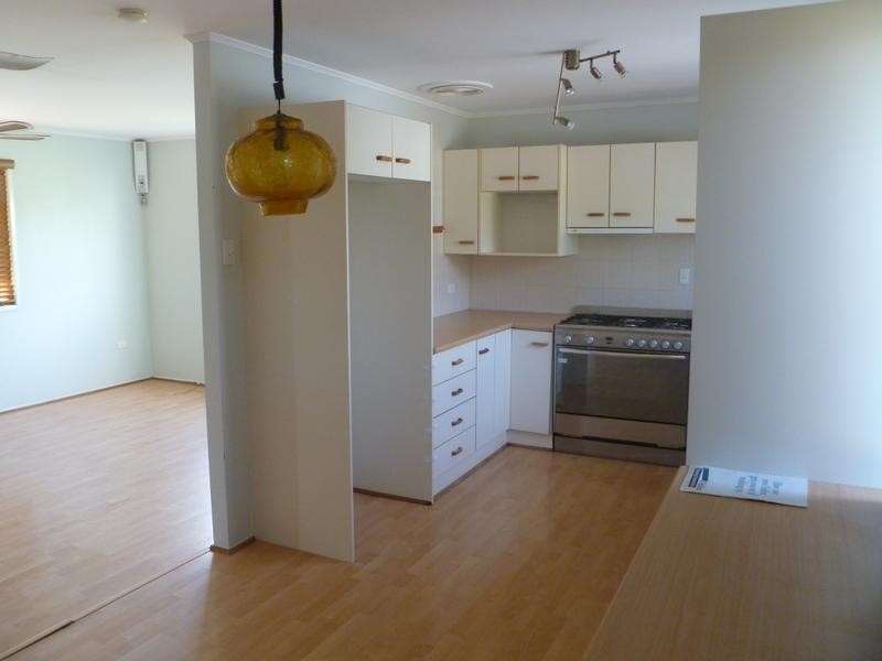 8 Pine Street, Flinders View QLD 4305