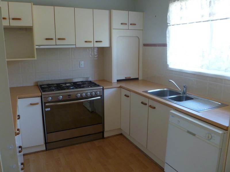 8 Pine Street, Flinders View QLD 4305