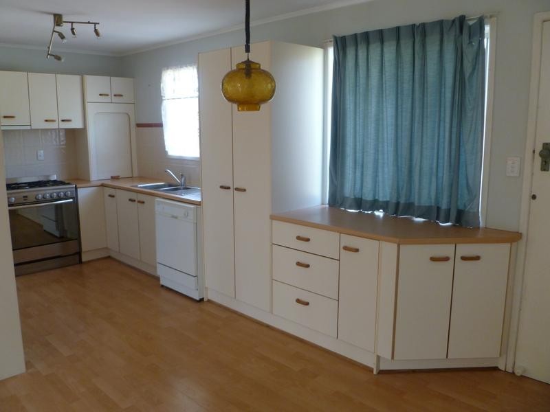 8 Pine Street, Flinders View QLD 4305