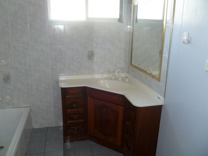 8 Pine Street, Flinders View QLD 4305