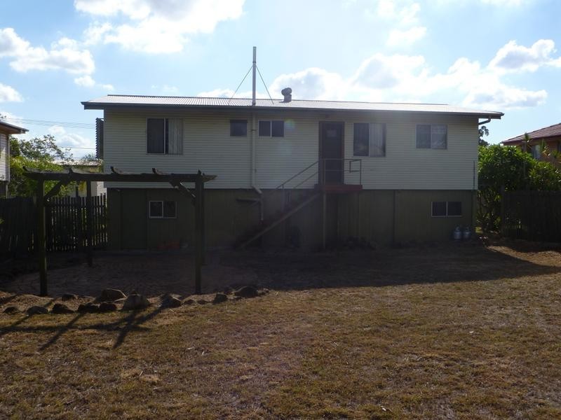 8 Pine Street, Flinders View QLD 4305