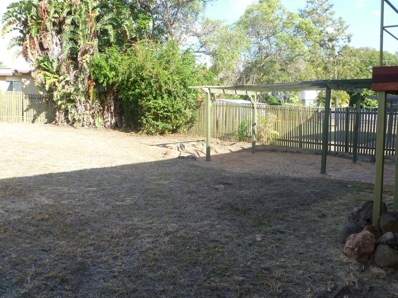 8 Pine Street, Flinders View QLD 4305