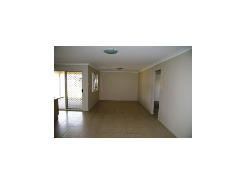 16 McInnes Street, Lowood QLD 4311