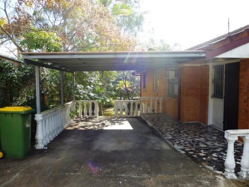 11 Dossie Street, Riverview QLD 4303