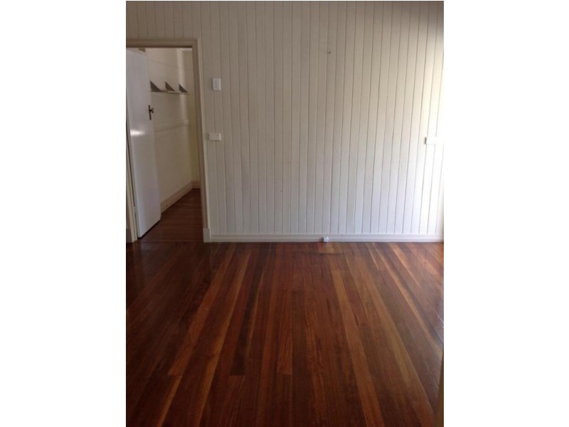 5 Molloy Street, Silkstone QLD 4304