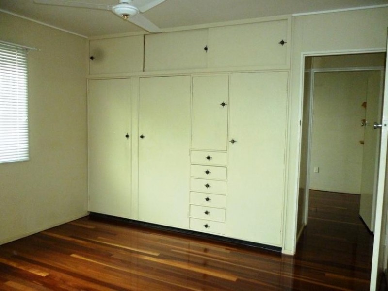 27 Raceview Street, Eastern Heights QLD 4305