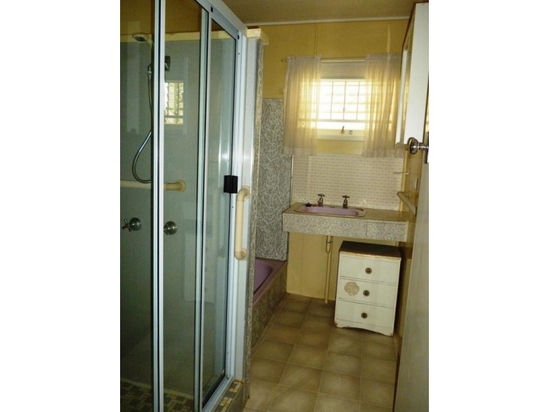 27 Raceview Street, Eastern Heights QLD 4305