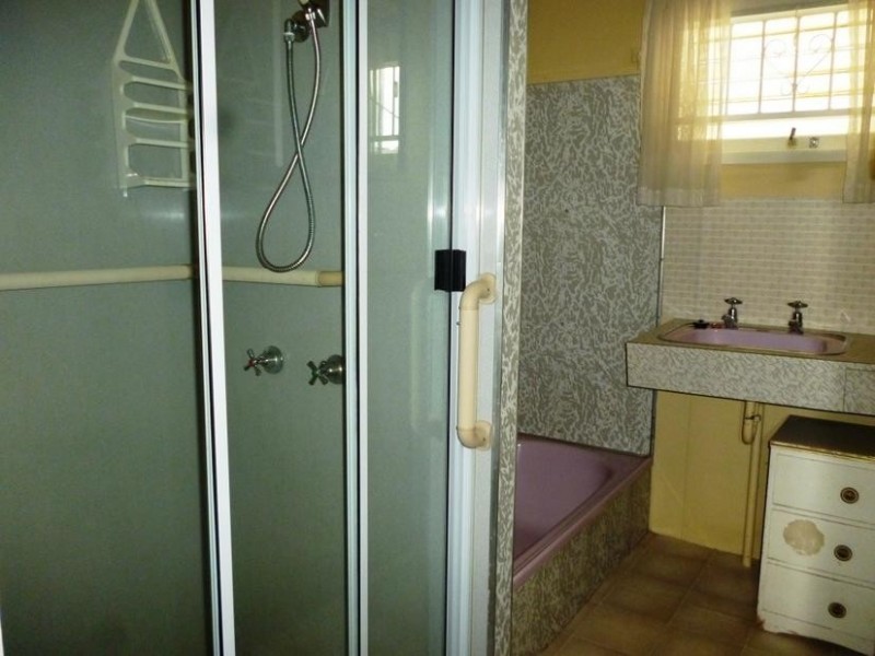 27 Raceview Street, Eastern Heights QLD 4305