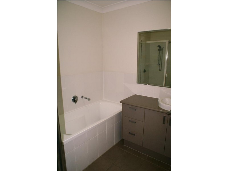 2/8a Wyman Street, Brassall QLD 4305