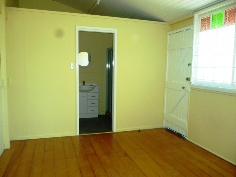 25 The Terrace, North Ipswich QLD 4305