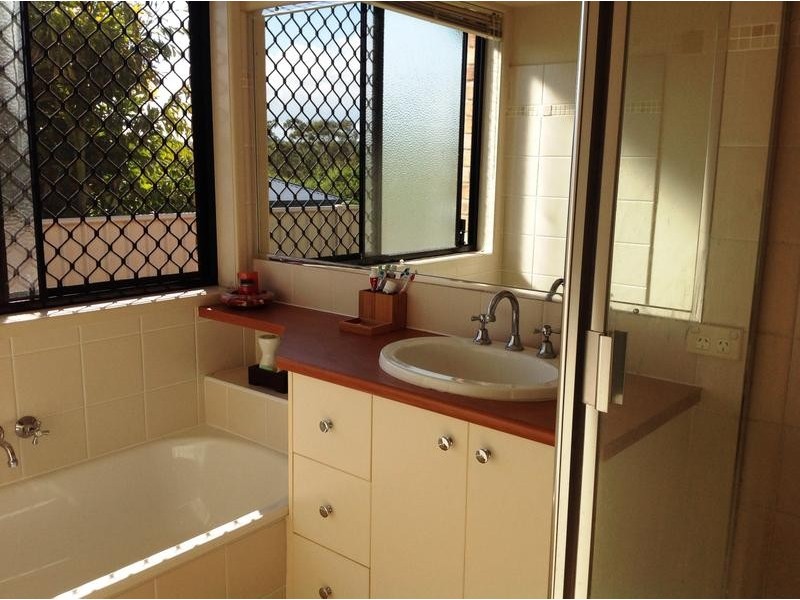 6 Regency Grove, Flinders View QLD 4305