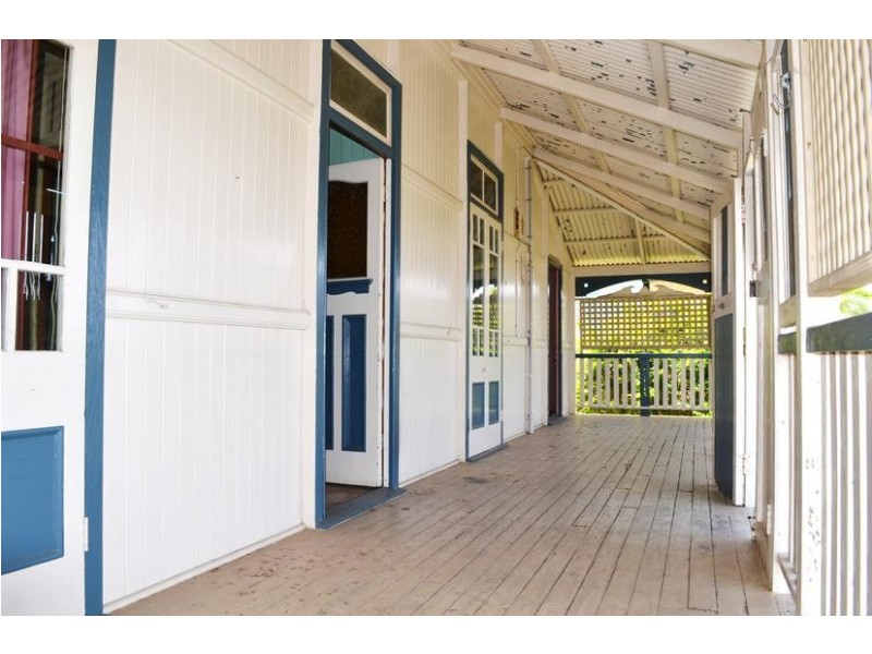 100 Blackstone Road, Silkstone QLD 4304