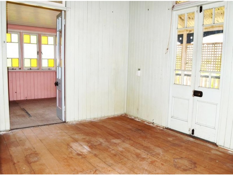 100 Blackstone Road, Silkstone QLD 4304